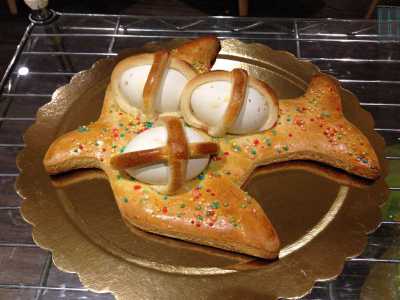 Una scarcella a forma di colomba con tre uova sode
